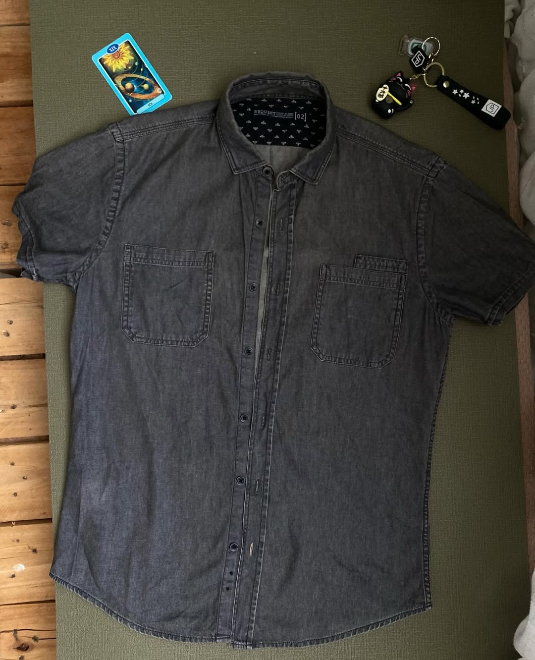Camisa de botão cinza retrô