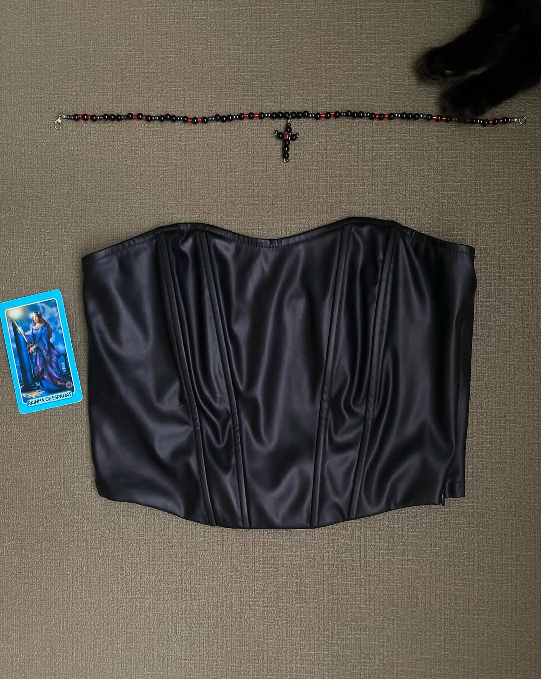 Cropped preto de couro sintético